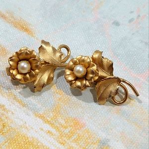 Vintage 1960's Gold tone Flower clip on earrings